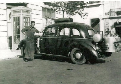 Junto a um dos muitos gasogénios que montou durante o período da II Guerra Mundial